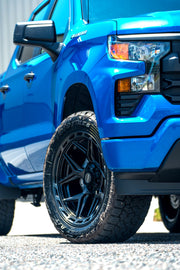 CHEVROLET SILVERADO 4PLAY WHEELS 4P55 22X10 33X12.5X22 TOYO TIRE 2.5 INCH LEVELING KIT SUSPENSION