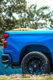 CHEVROLET SILVERADO 4PLAY WHEELS 4P55 22X10 33X12.5X22 TOYO TIRE 2.5 INCH LEVELING KIT SUSPENSION